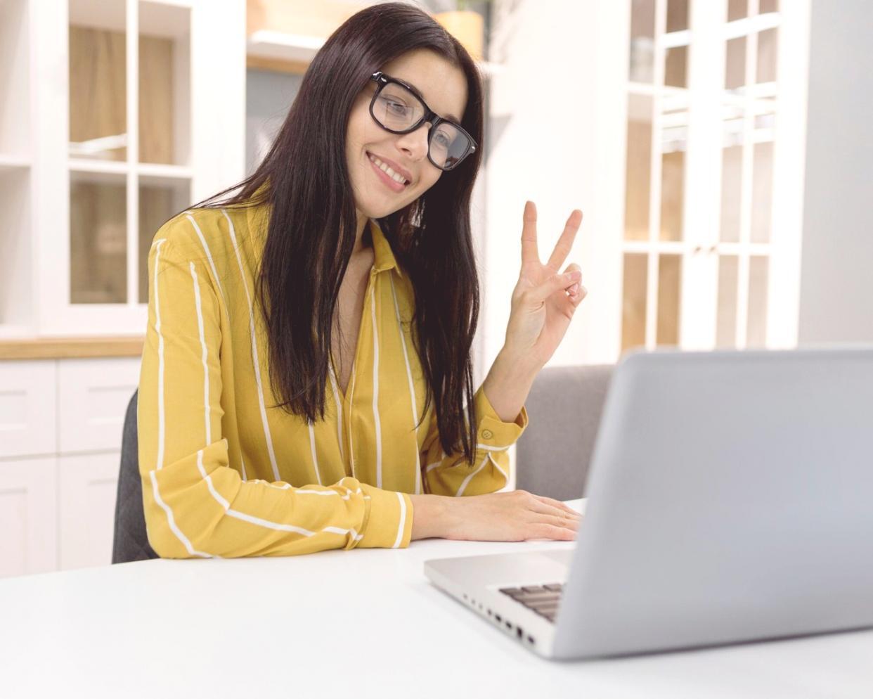 Participants collaborating during a financial communication workshop
